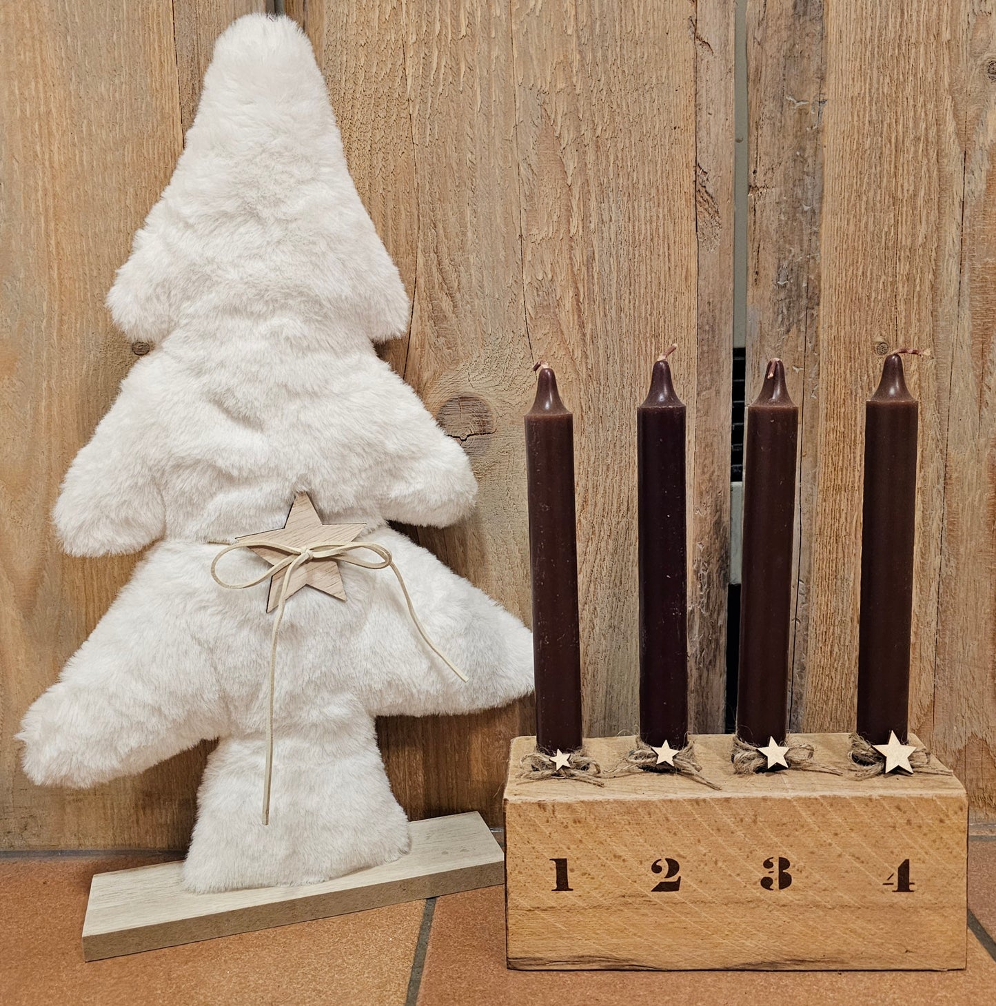Adventskranz minimalistisch aus Holz, mit Sandelholzduftkerzen.