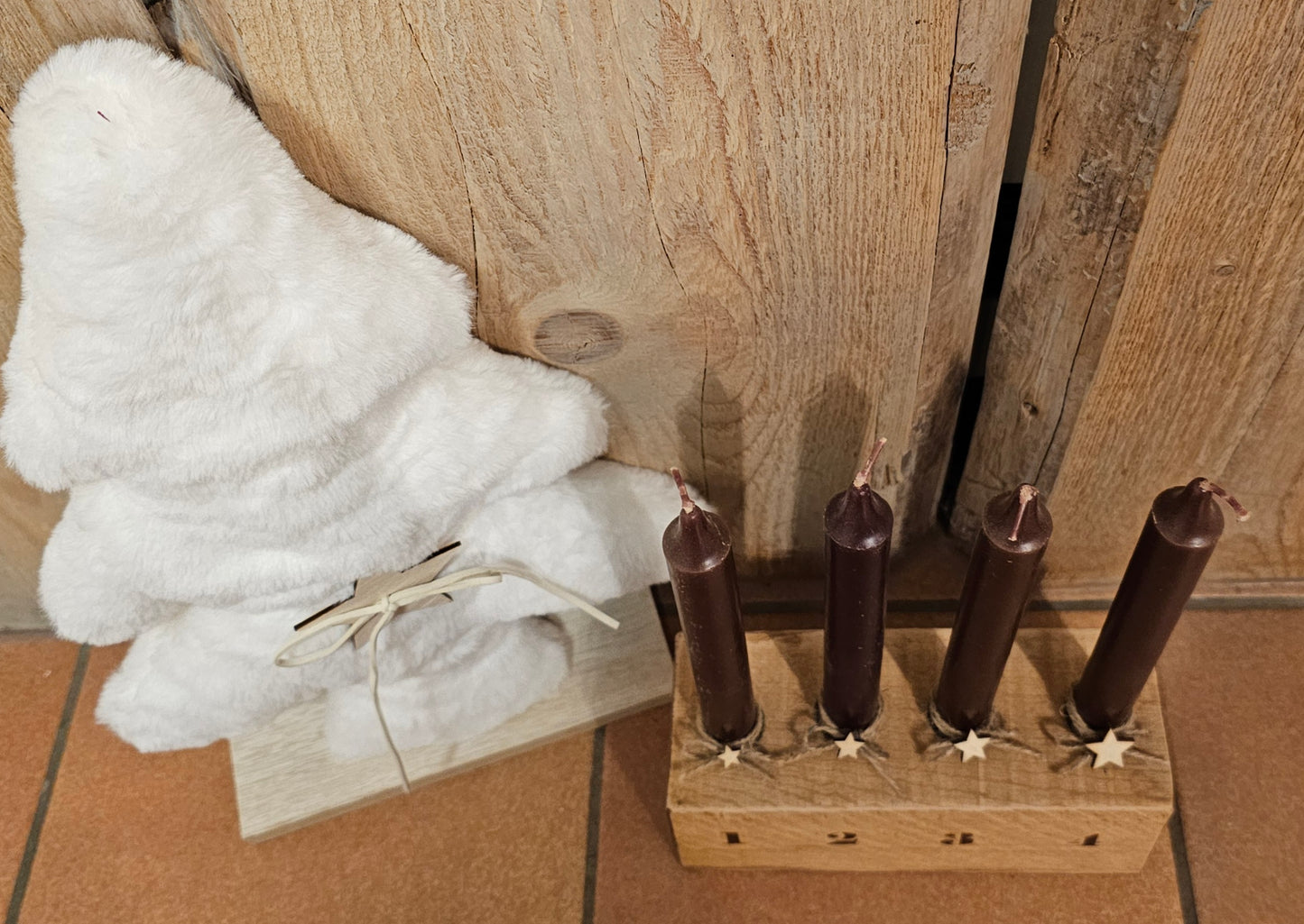 Adventskranz minimalistisch aus Holz, mit Sandelholzduftkerzen.