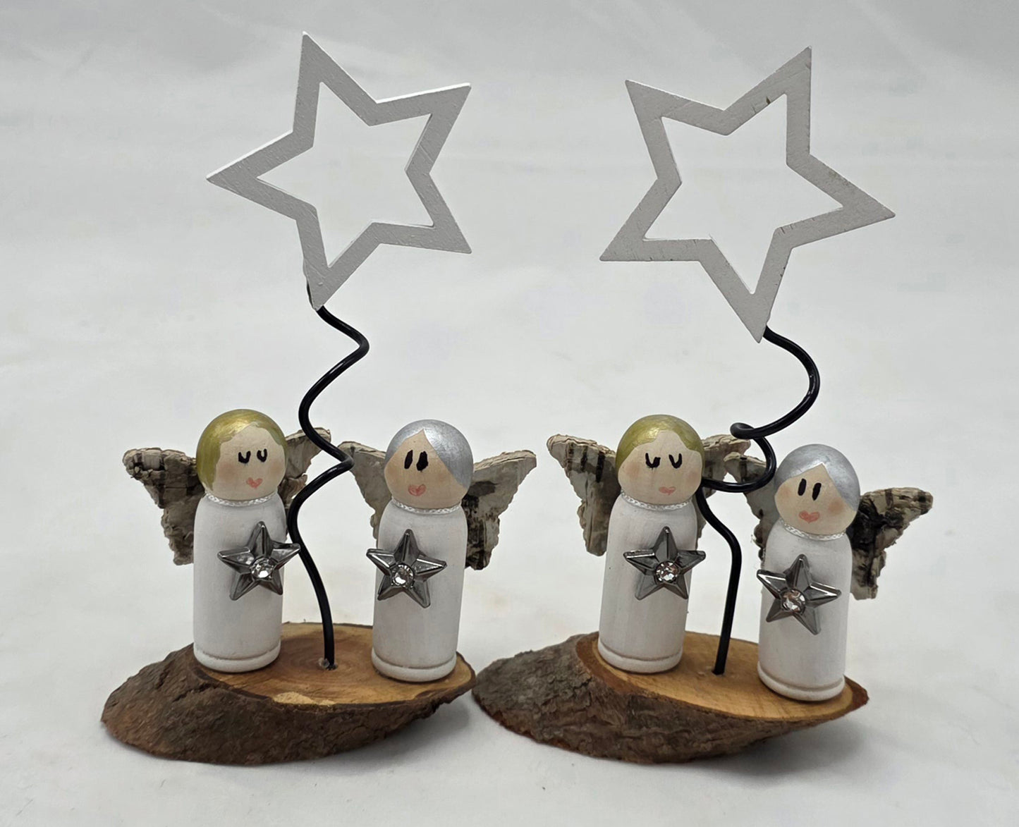 Engel Miniatur, gefertigt aus  kleinen Holzkegeln.