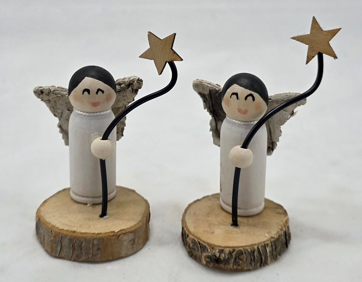 Engel Miniatur, gefertigt aus  kleinen Holzkegeln.