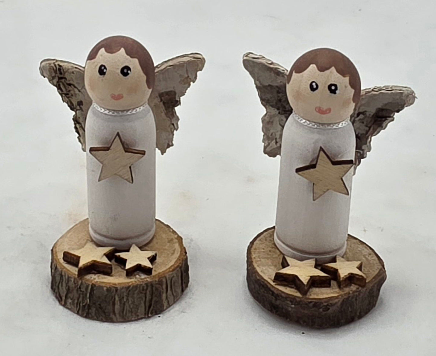 Engel Miniatur, gefertigt aus  kleinen Holzkegeln.