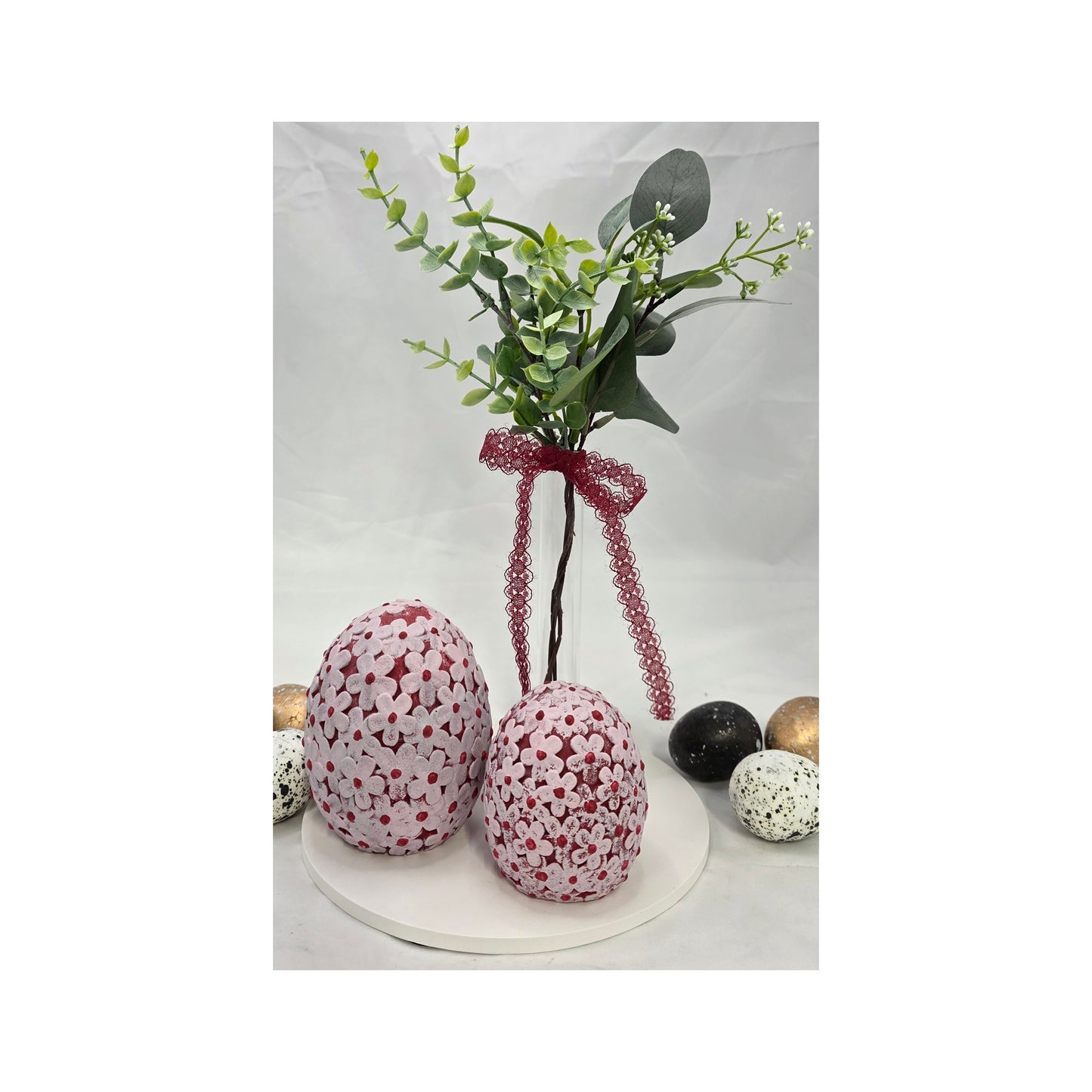 Schöne Osterdeko aus Raysin, bestehend aus Blumeneiern, Tablett, Vase und Kunstblumen.