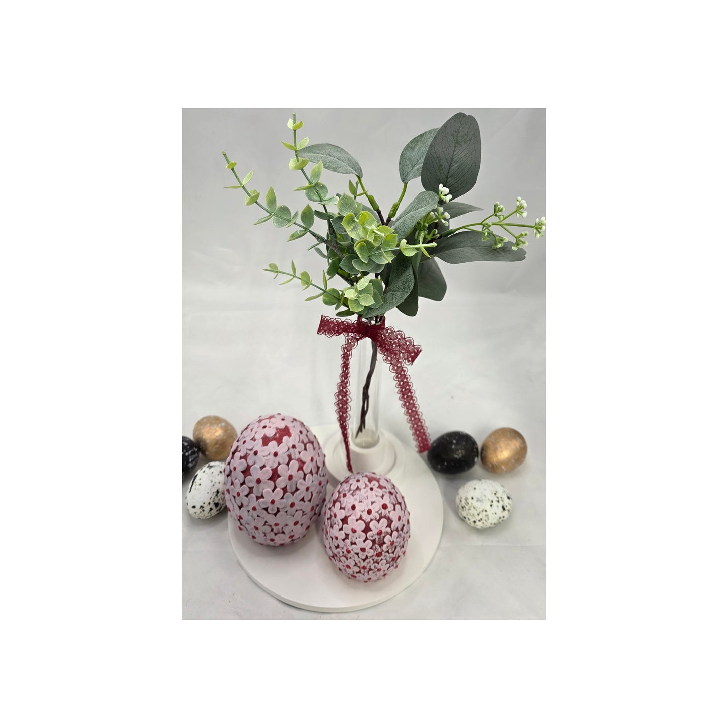 Schöne Osterdeko aus Raysin, bestehend aus Blumeneiern, Tablett, Vase und Kunstblumen.