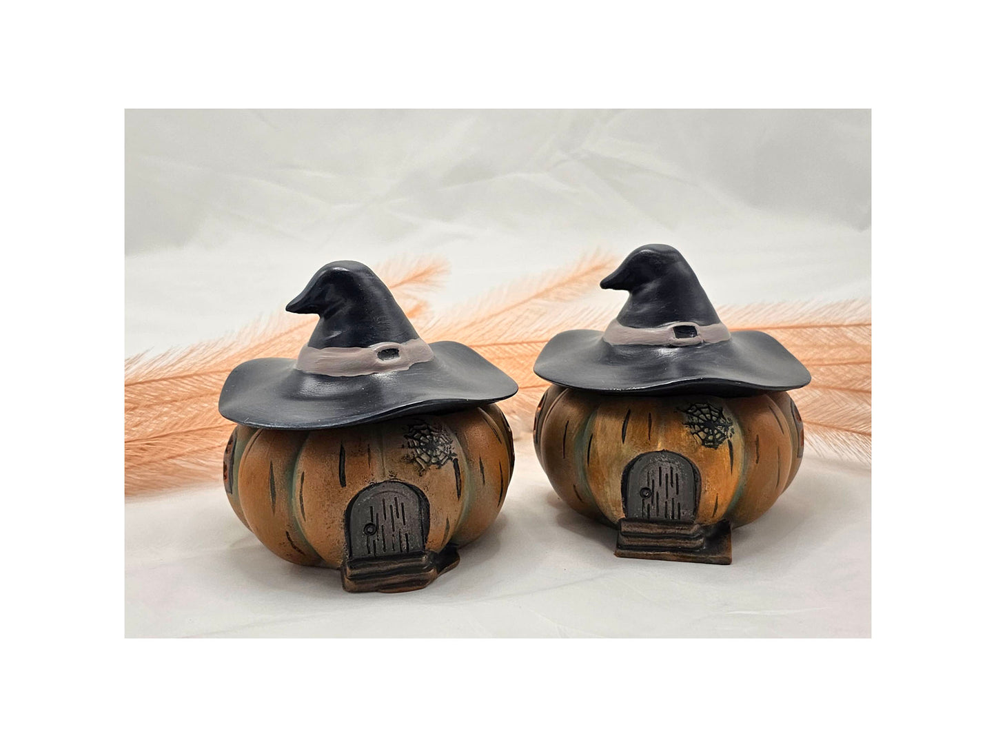 Kürbisdose mit Hexenhut aus Raysin gegossen und bemalt