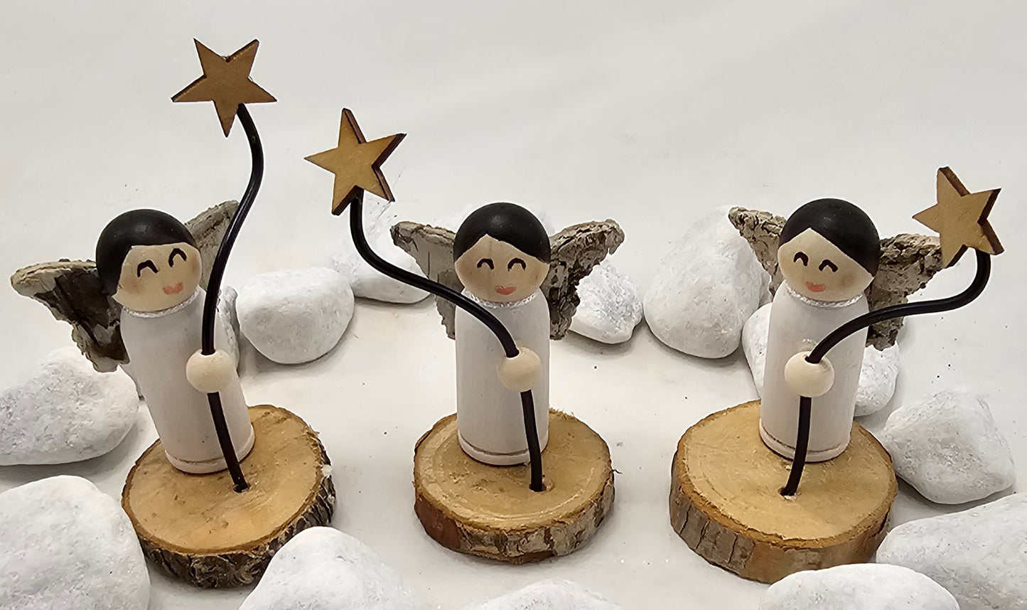 Engel Miniatur, gefertigt aus  kleinen Holzkegeln.