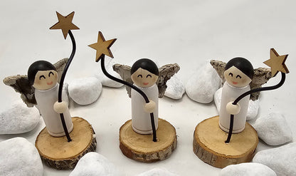 Engel Miniatur, gefertigt aus  kleinen Holzkegeln.