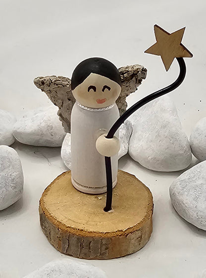 Engel Miniatur, gefertigt aus  kleinen Holzkegeln.