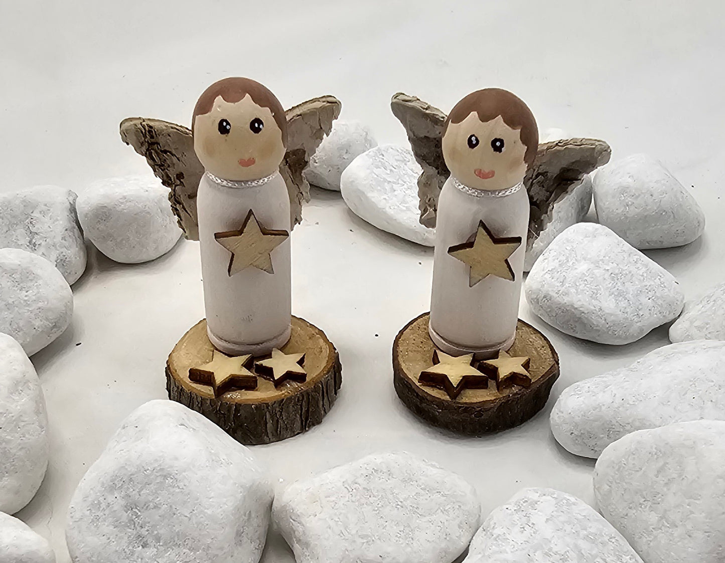 Engel Miniatur, gefertigt aus  kleinen Holzkegeln.