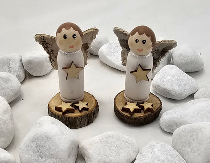 Engel Miniatur, gefertigt aus  kleinen Holzkegeln.