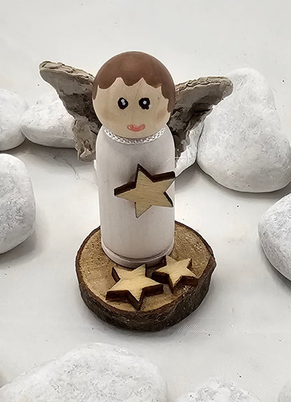 Engel Miniatur, gefertigt aus  kleinen Holzkegeln.