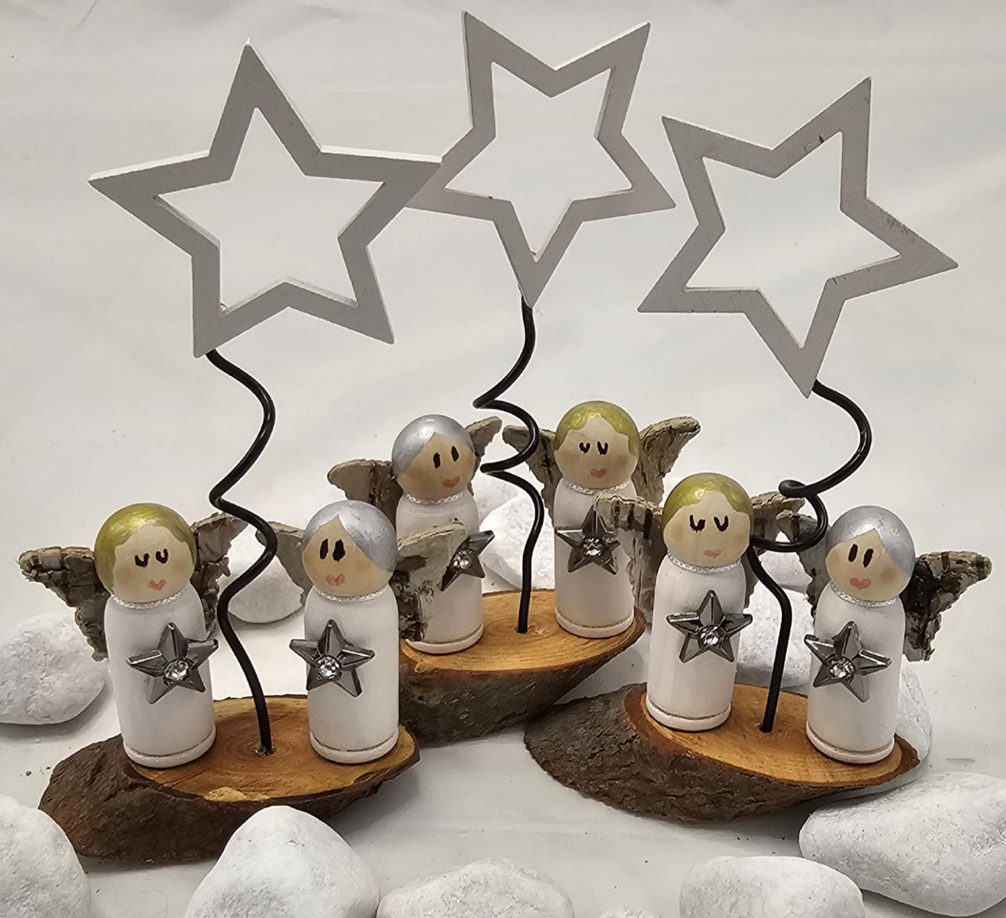 Engel Miniatur, gefertigt aus  kleinen Holzkegeln.