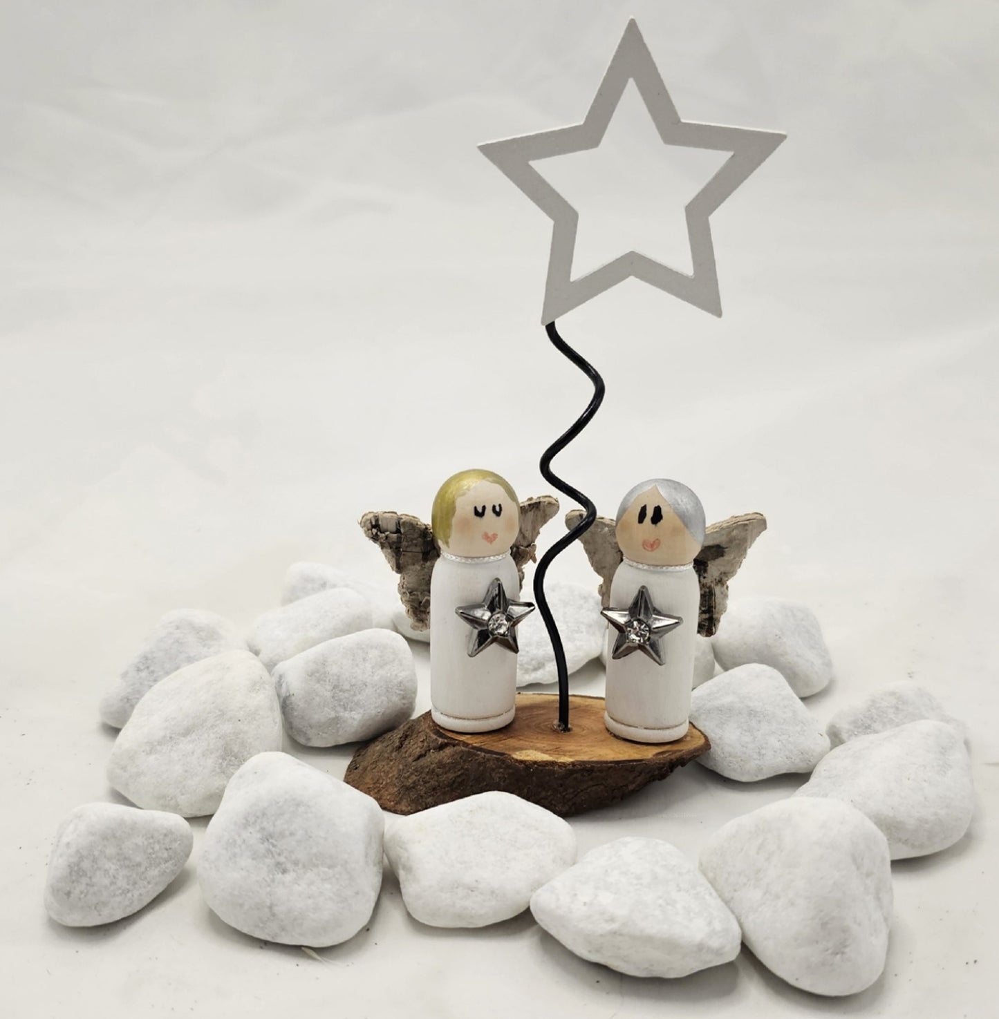 Engel Miniatur, gefertigt aus  kleinen Holzkegeln.