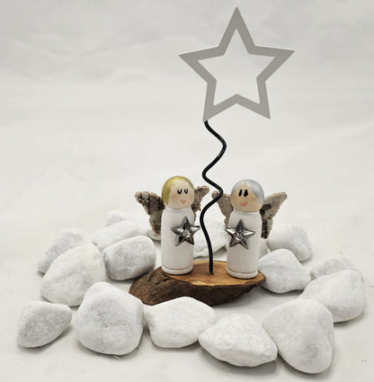 Engel Miniatur, gefertigt aus  kleinen Holzkegeln.