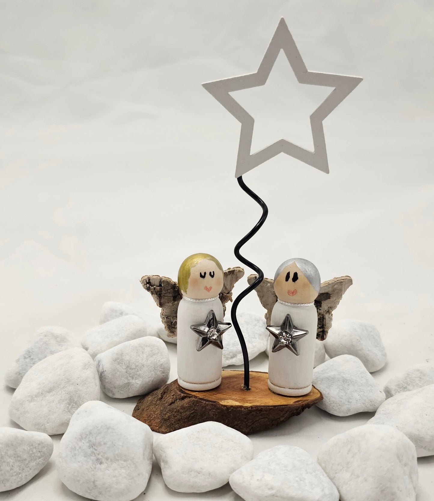 Engel Miniatur, gefertigt aus  kleinen Holzkegeln.