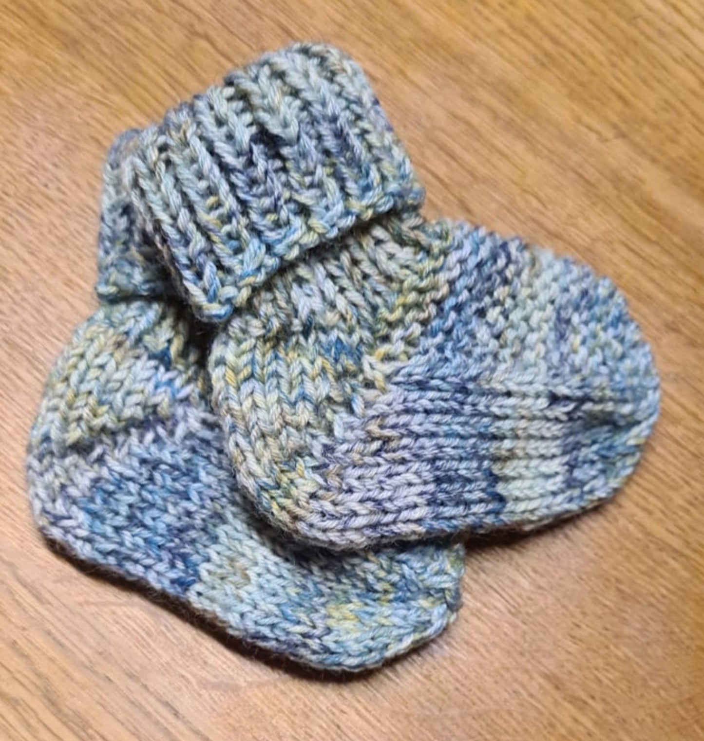 Babysöckchen, handgestrickt aus zarter Babywolle, für Babys bis 2 Monate, Gr. 17/18