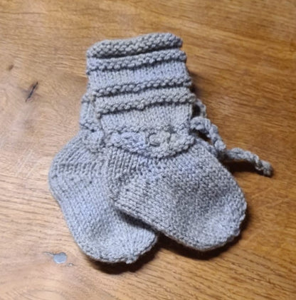 Babysöckchen, handgestrickt aus zarter Babywolle, für Babys bis 2 Monate, Gr. 17/18