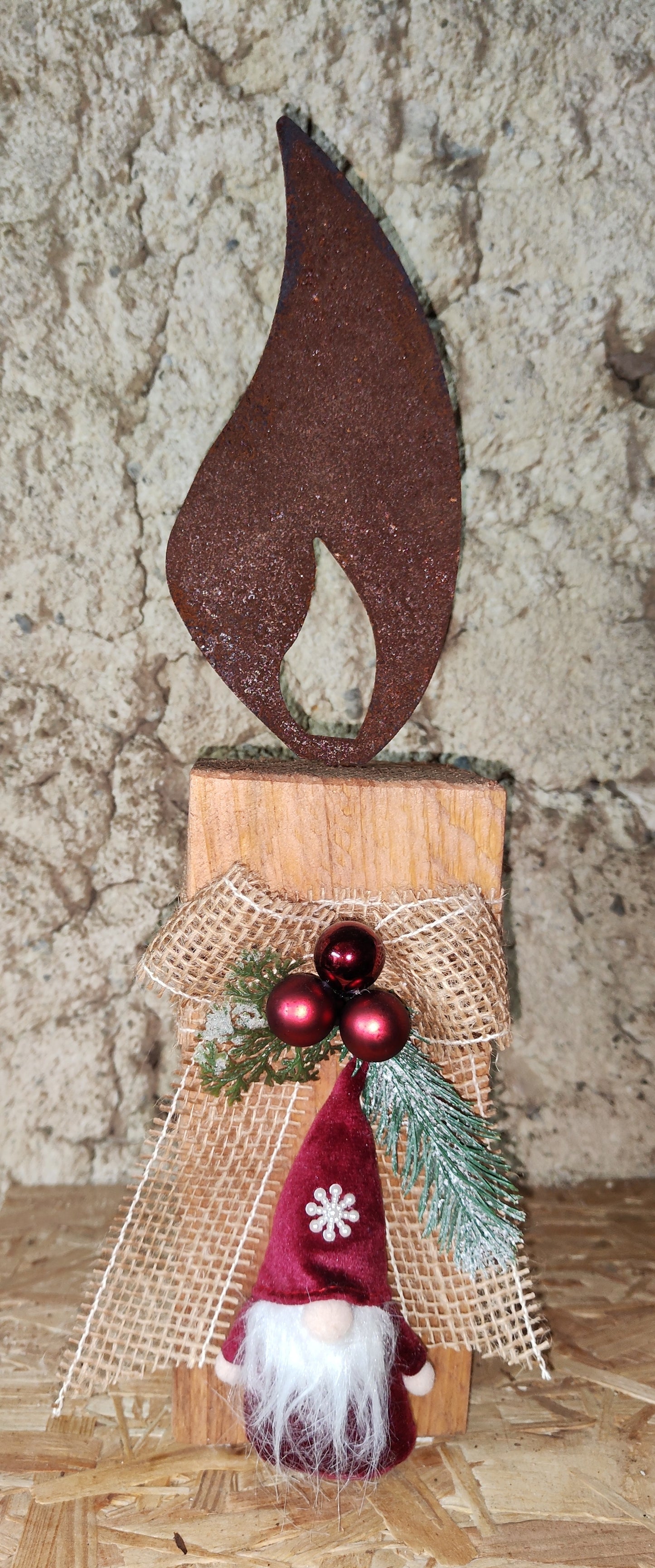 Rostkerze, Rostflamme, Edelrost Flamme in Rostoptik weihnachtlich, winterlich auf Holz dekoriert, Weihnachten, Deko.