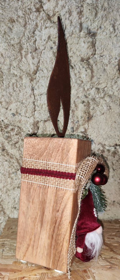 Rostkerze, Rostflamme, Edelrost Flamme in Rostoptik weihnachtlich, winterlich auf Holz dekoriert, Weihnachten, Deko.