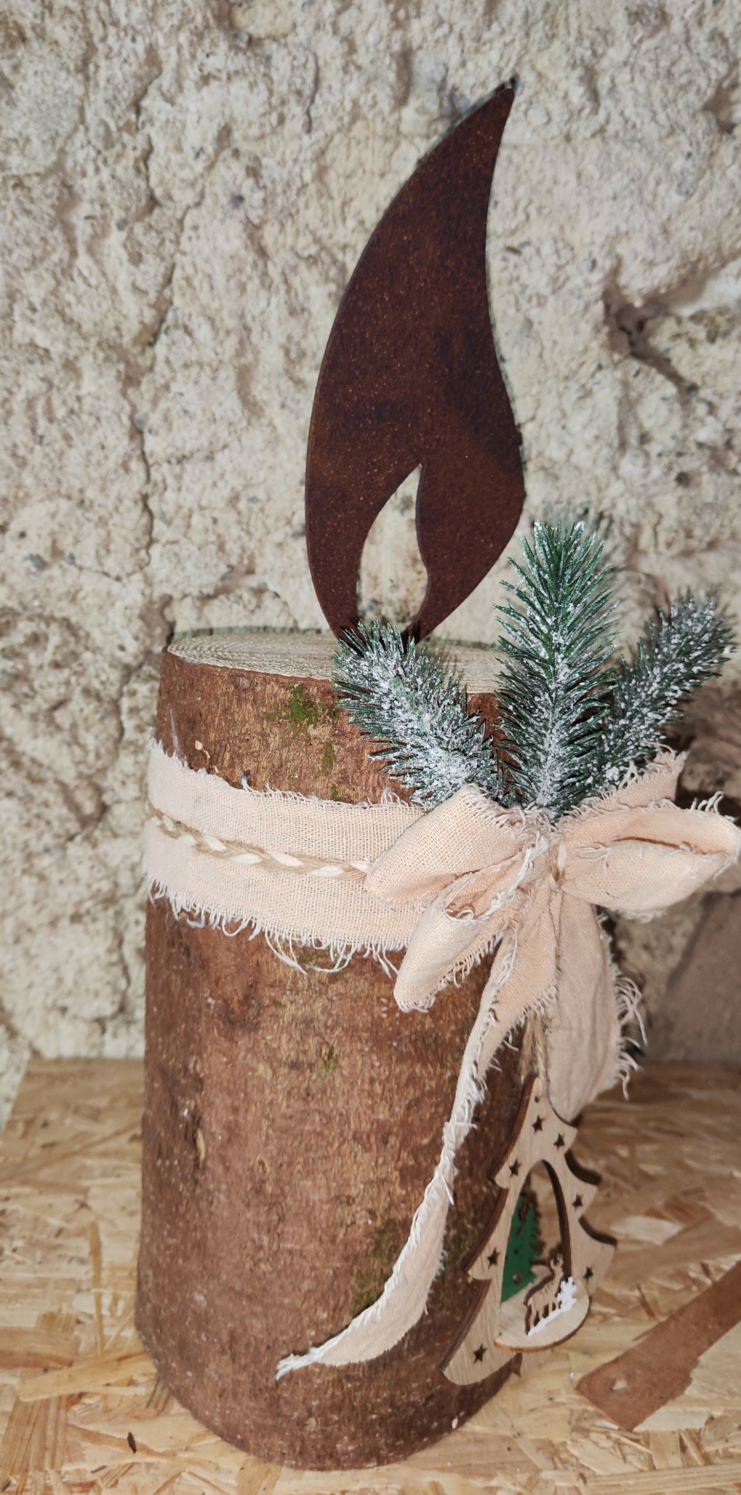 Rostkerze, Rostflamme, Edelrost Flamme in Rostoptik weihnachtlich, winterlich auf Baumstamm dekoriert, Weihnachten, Deko.