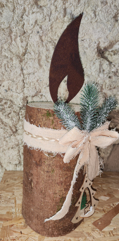 Rostkerze, Rostflamme, Edelrost Flamme in Rostoptik weihnachtlich, winterlich auf Baumstamm dekoriert, Weihnachten, Deko.