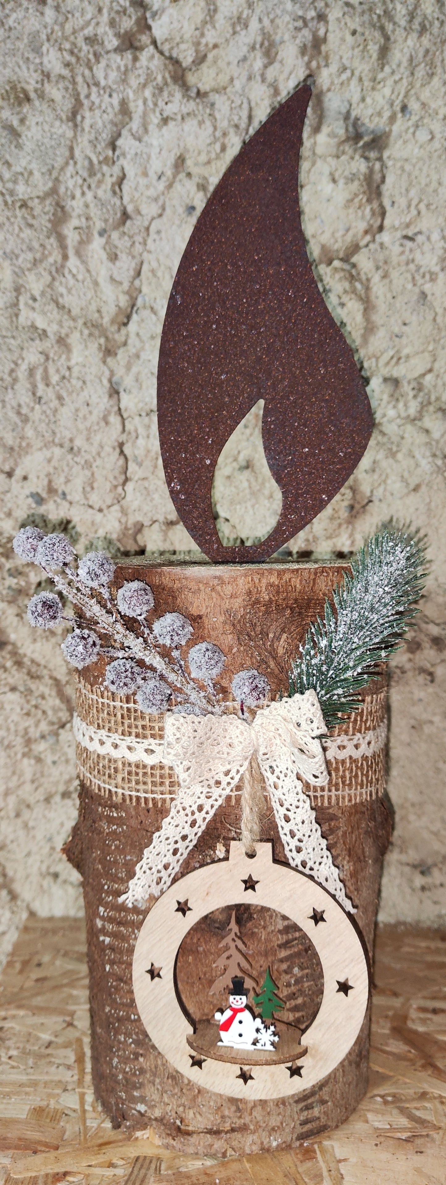 Rostkerze, Rostflamme, Edelrost Flamme in Rostoptik weihnachtlich, winterlich auf Baumstamm dekoriert, Weihnachten, Deko.