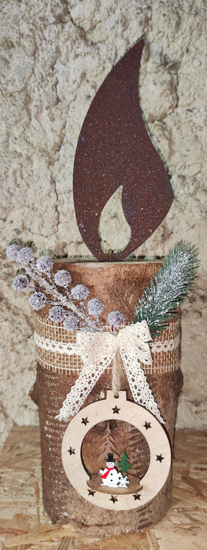 Rostkerze, Rostflamme, Edelrost Flamme in Rostoptik weihnachtlich, winterlich auf Baumstamm dekoriert, Weihnachten, Deko.