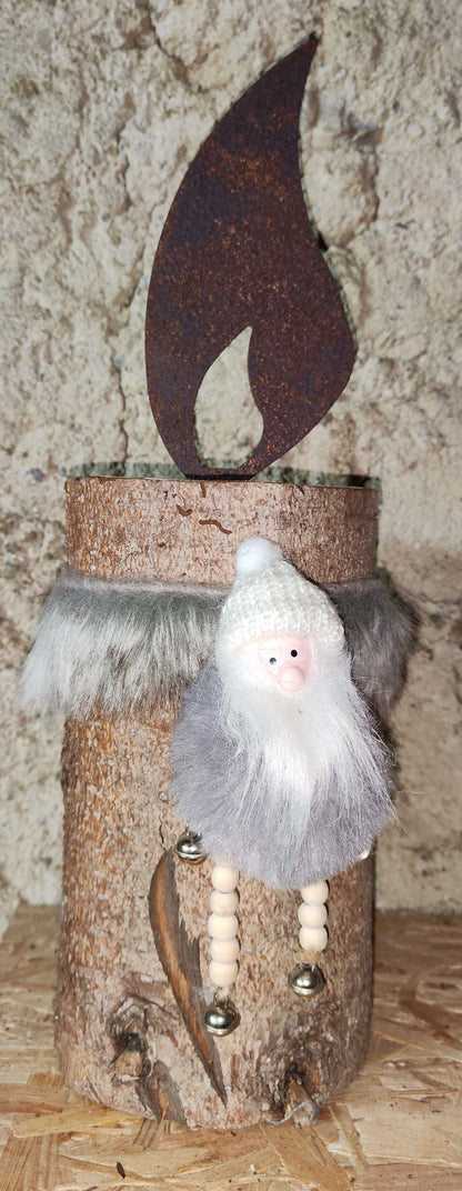 Rostkerze, Rostflamme, Edelrost Flamme in Rostoptik weihnachtlich, winterlich auf Baumstamm dekoriert, Weihnachten, Deko.