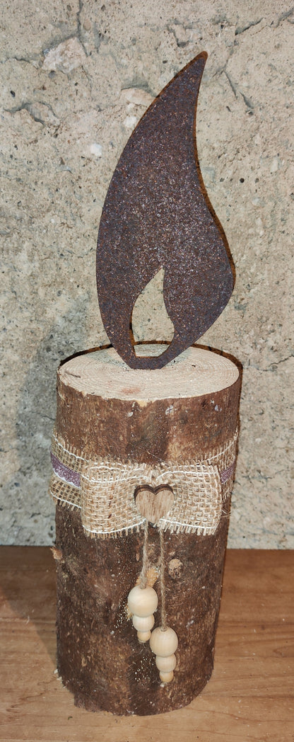 Rostkerze, Rostflamme, Edelrost Flamme in Rostoptik weihnachtlich, winterlich auf Baumstamm dekoriert, Weihnachten, Deko.