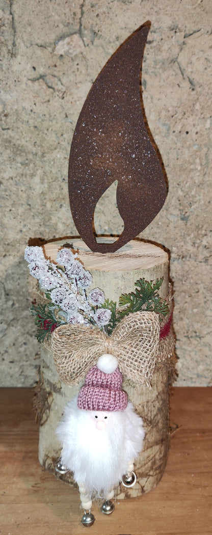 Rostkerze, Rostflamme, Edelrost Flamme in Rostoptik weihnachtlich, winterlich auf Baumstamm dekoriert, Weihnachten, Deko.