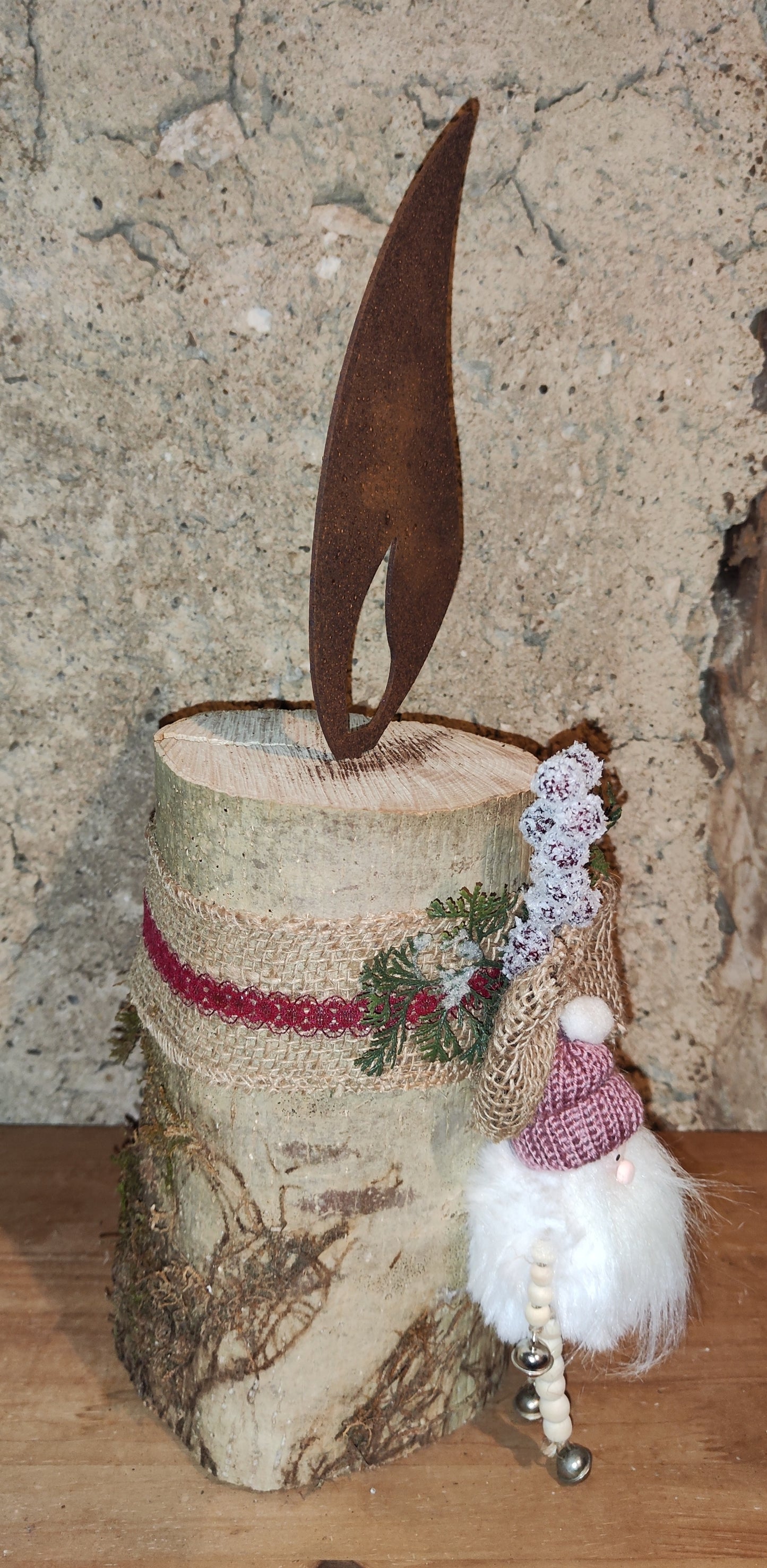 Rostkerze, Rostflamme, Edelrost Flamme in Rostoptik weihnachtlich, winterlich auf Baumstamm dekoriert, Weihnachten, Deko.