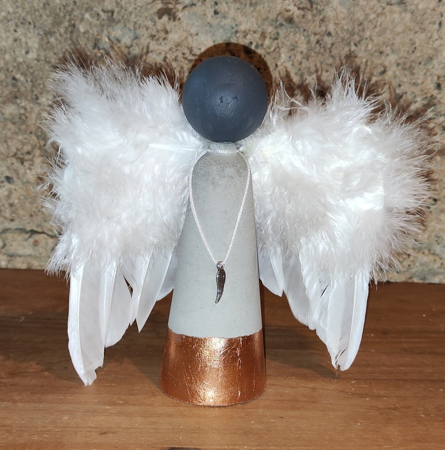 Betonengel, mit Anhänger und Federflügeln