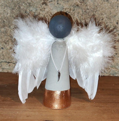 Betonengel, mit Anhänger und Federflügeln