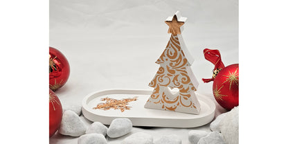 Tanne auf kleinem Tablett, aus Raysin gegossen und geschliffen, mit Blattmetall und schabloniert.