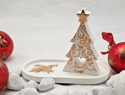 Tanne auf kleinem Tablett, aus Raysin gegossen und geschliffen, mit Blattmetall und schabloniert.