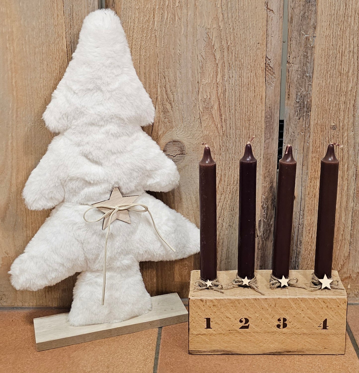 Adventskranz minimalistisch aus Holz, mit Sandelholzduftkerzen.