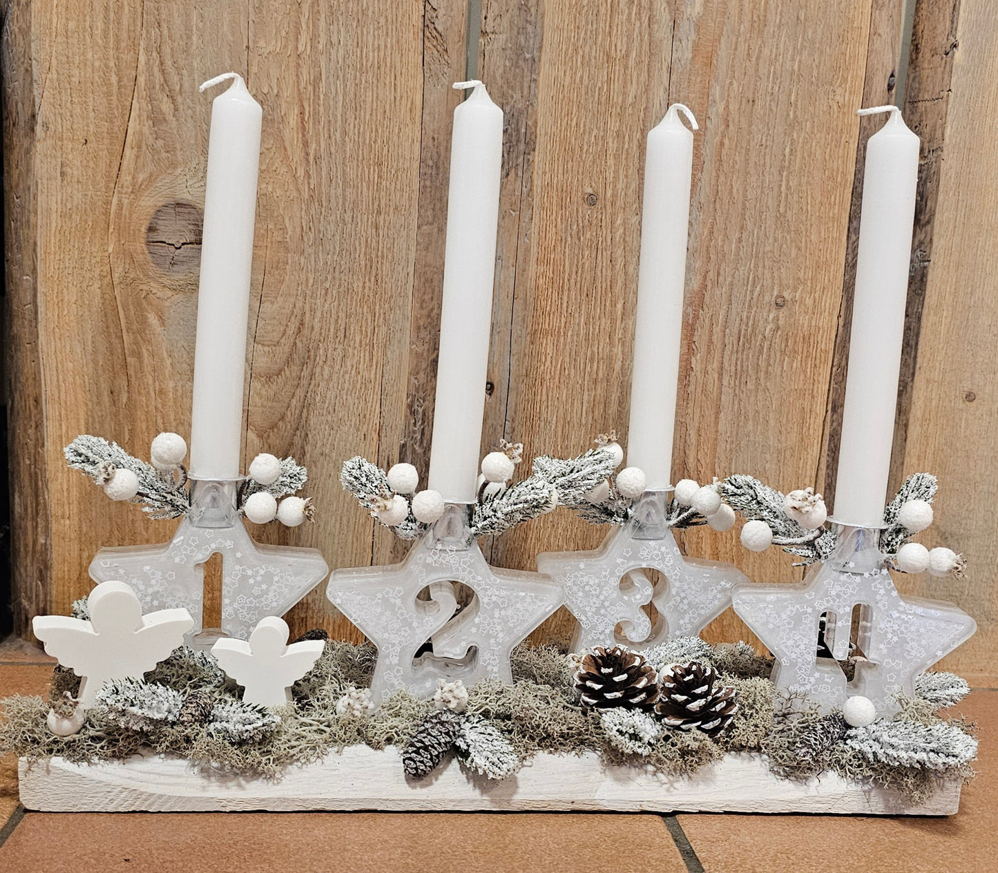 Adventskranz, länglich, mit 4 Kerzenhaltern "Sterne" aus Epoxidharz.