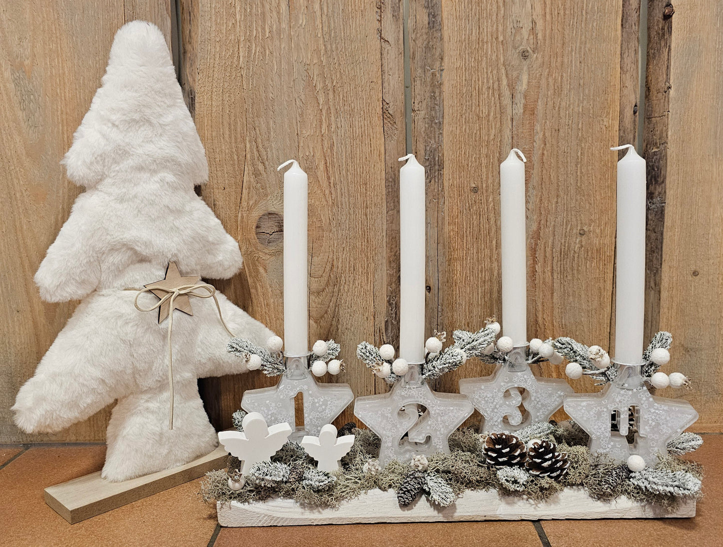 Adventskranz, länglich, mit 4 Kerzenhaltern "Sterne" aus Epoxidharz.
