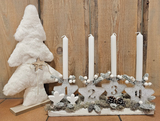 Adventskranz, länglich, mit 4 Kerzenhaltern "Sterne" aus Epoxidharz.