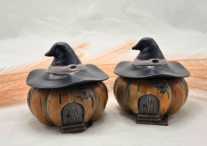 Kürbisdose mit Hexenhut aus Raysin gegossen und bemalt