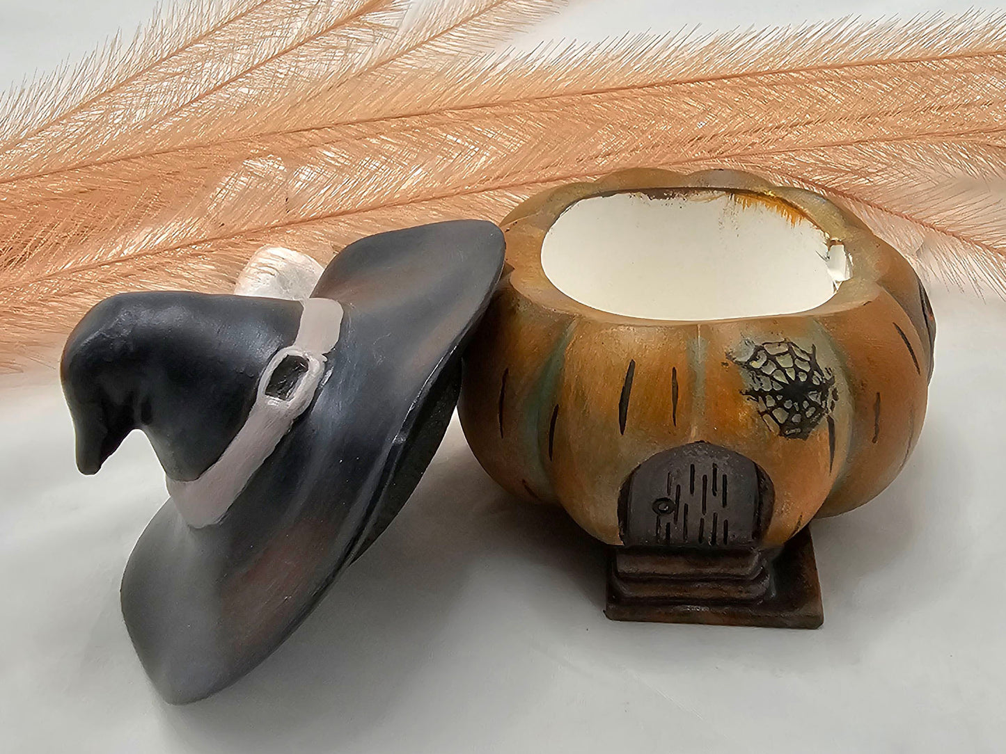 Kürbisdose mit Hexenhut aus Raysin gegossen und bemalt