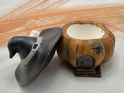 Kürbisdose mit Hexenhut aus Raysin gegossen und bemalt