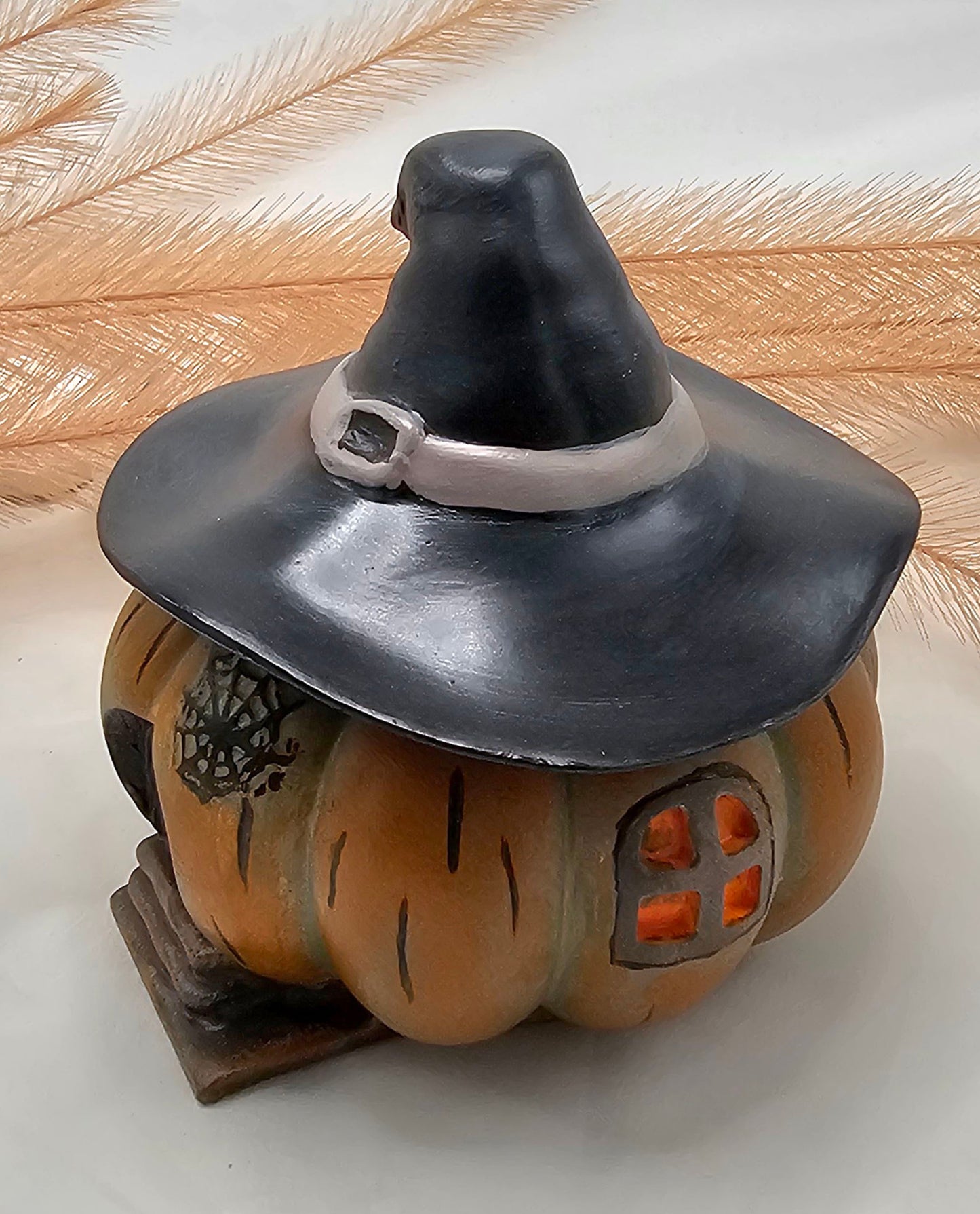 Kürbisdose mit Hexenhut aus Raysin gegossen und bemalt