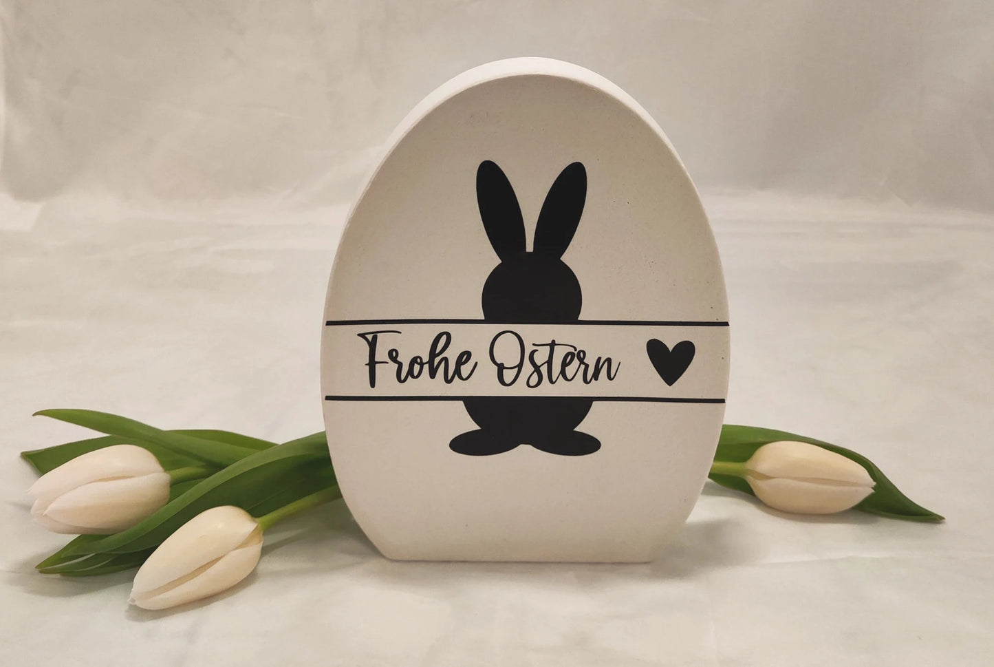 Großes Ei aus Raysin gegossen, mit schwarzer Vinylfolie beplottet