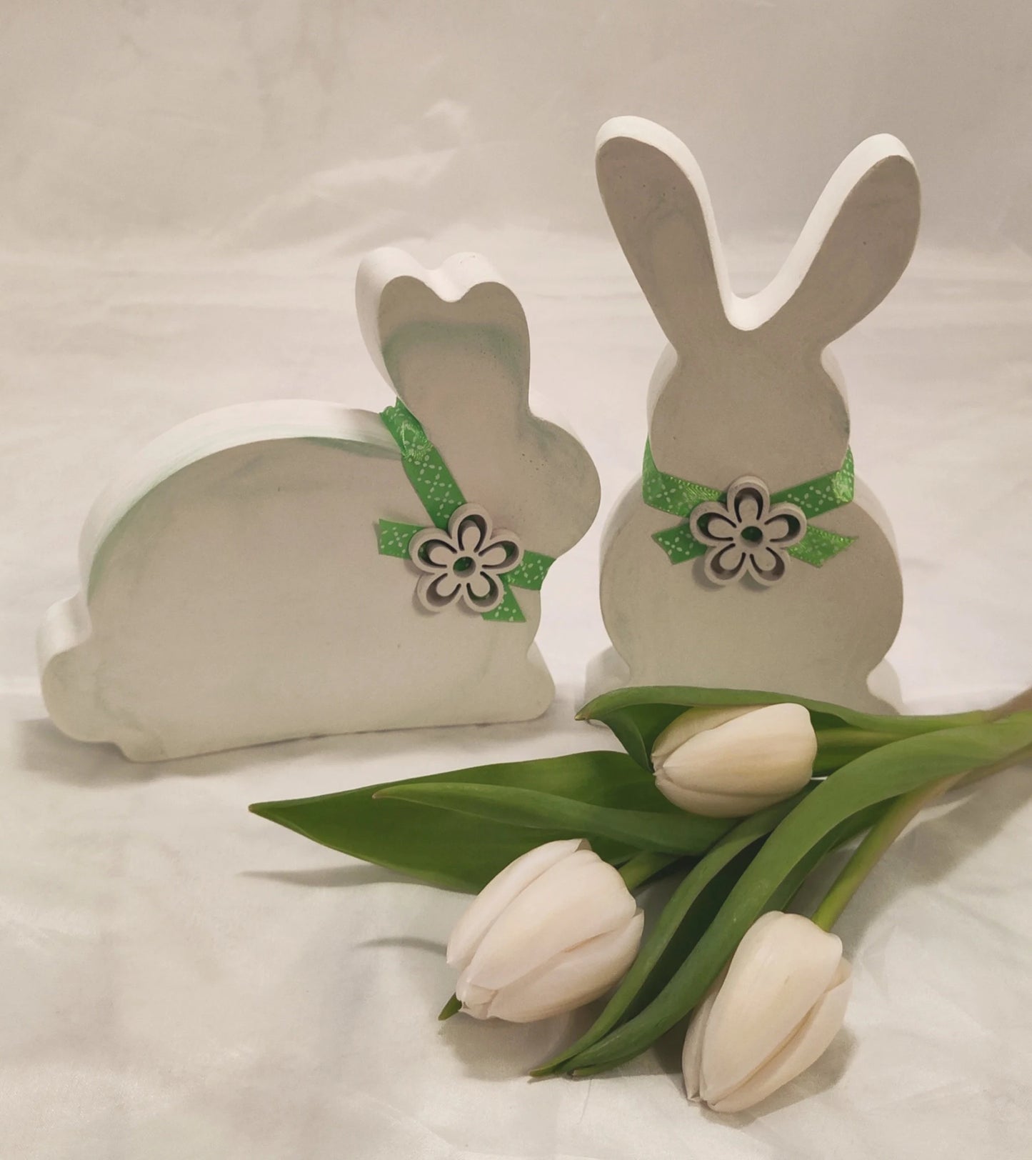 Hasen aus Raysin gegossen, leicht marmoriert und österlich dekoriert