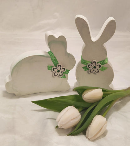 Hasen aus Raysin gegossen, leicht marmoriert und österlich dekoriert