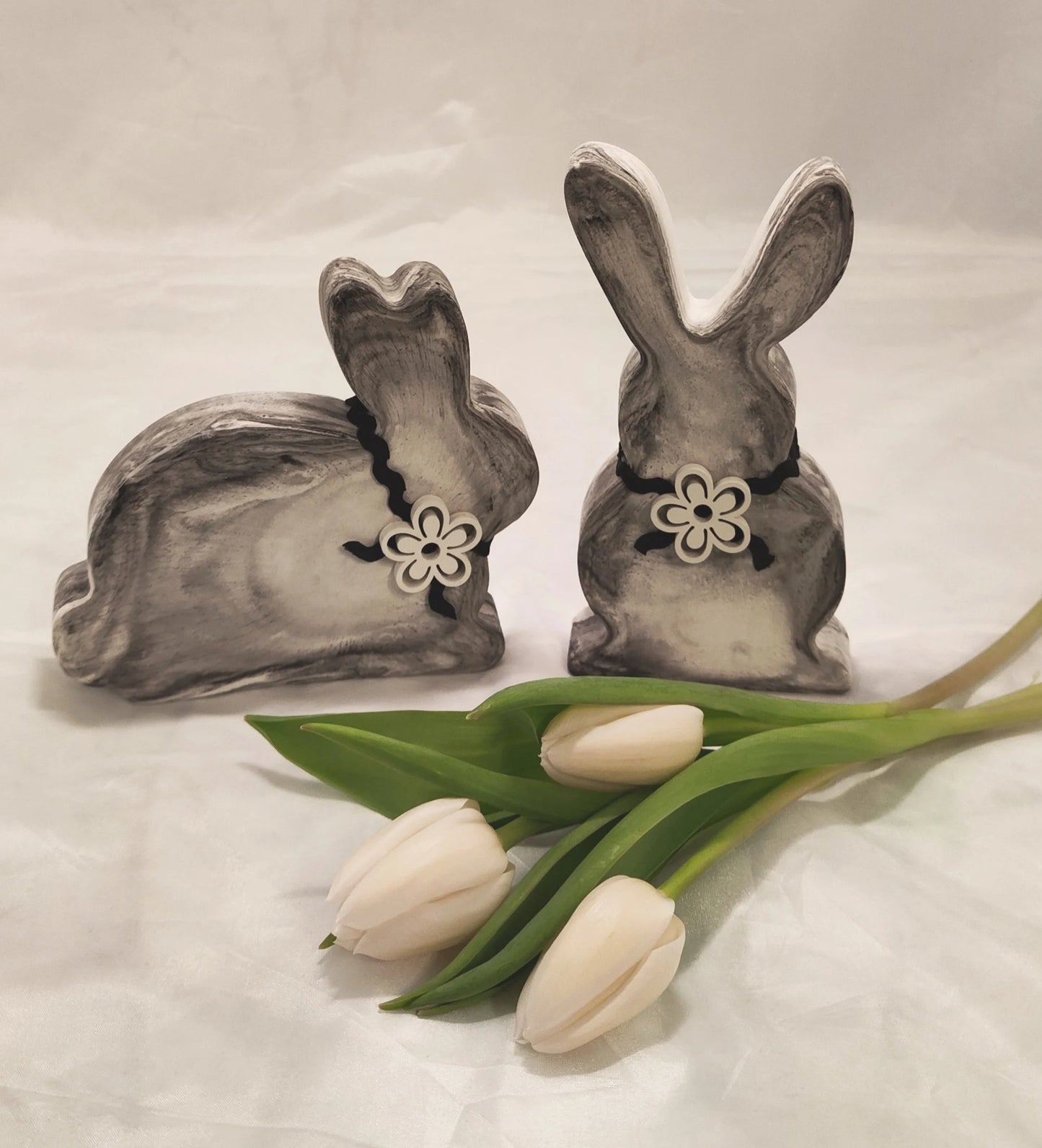 Hasen aus Raysin gegossen, leicht marmoriert und österlich dekoriert