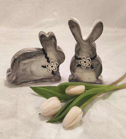 Hasen aus Raysin gegossen, leicht marmoriert und österlich dekoriert
