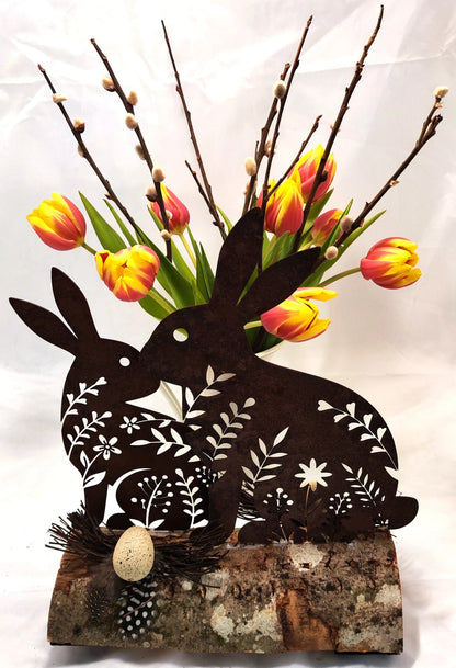 Hasen aus Stahl, in Rostoptik, österlich frühlingshaft auf Holz dekoriert