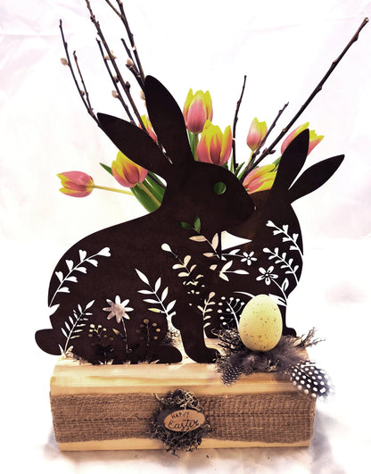 Hasen aus Stahl, in Rostoptik, österlich frühlingshaft auf Holz dekoriert