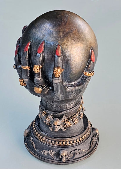 Halloween Deko, Kugel in Krallenhänden aus Raysin gegossen